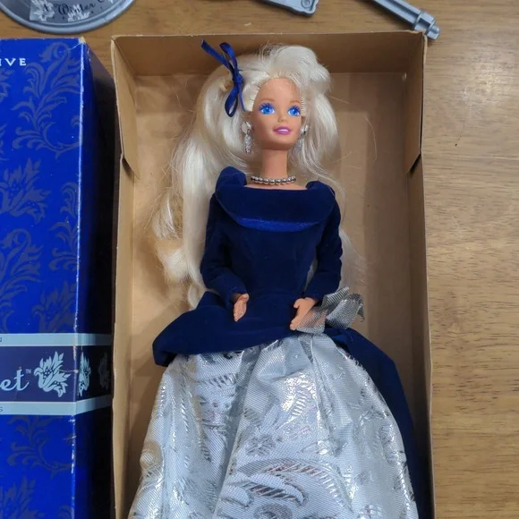 Avon Special Edition Winter Barbie 1995 - Picture 2 of 4
